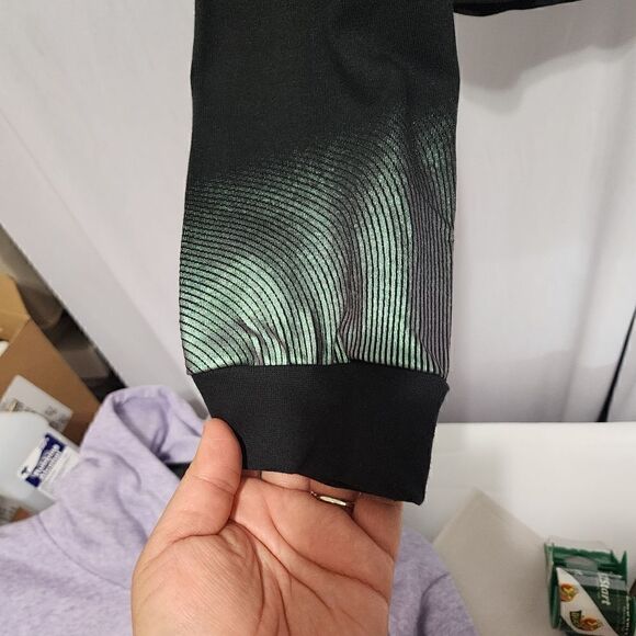 NWT Adidas holographic Crop Top size M D6 - Picture 3 of 4